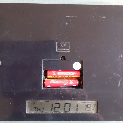 Magnetic photo frame used for 10×15 cm photo with time and temperature display