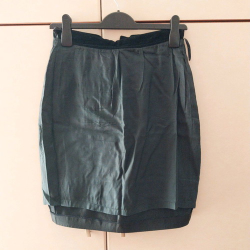 Kostetsos Vassilis velvet skirt used, size Xsmall, black