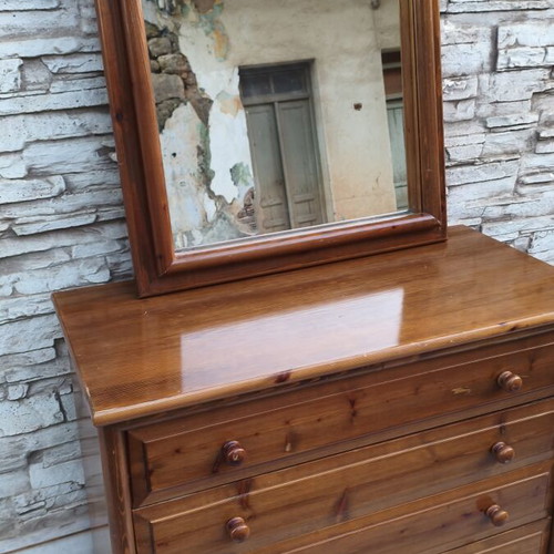 Wooden dresser set with mirror, like new, 4 drawers