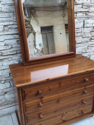 Wooden dresser set with mirror, like new, 4 drawers
