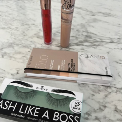Make Up Items new, set with eyelashes, highlighter, eyeshadow palette, lip gloss, brushes, sponge