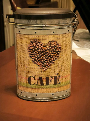 Metal coffee tin without damages