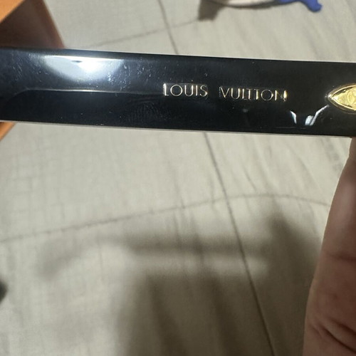 Louis Vuitton cat eye sunglasses like new, black