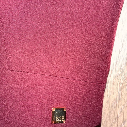 Bsb medium like new, burgundy with built-in cups