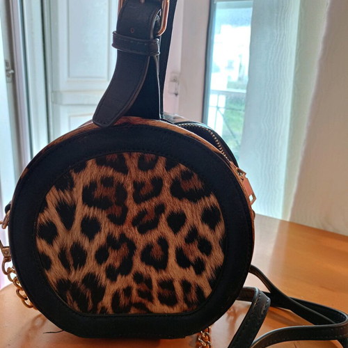 Crossbody bag like new dark blue round with animal print patent