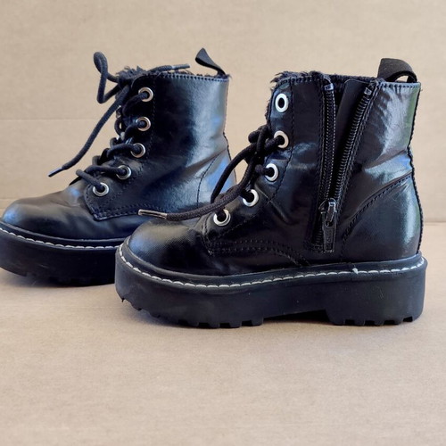 H&M kids boots size 26, lightly used, black with lining