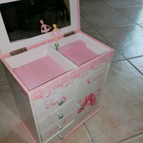 Girls' jewelry box with music wind-up, like new, white and pink