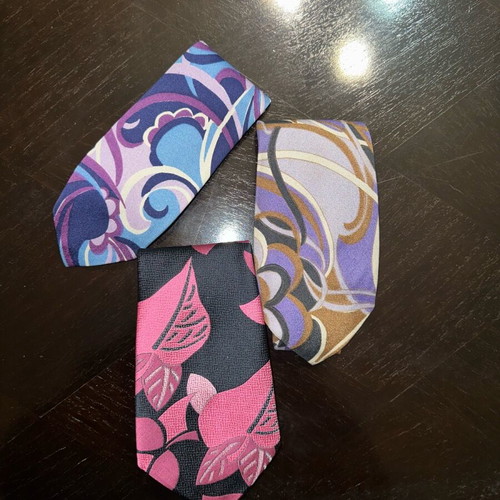 Set of 3 ties like new with modern patterns in purple, blue and pink
