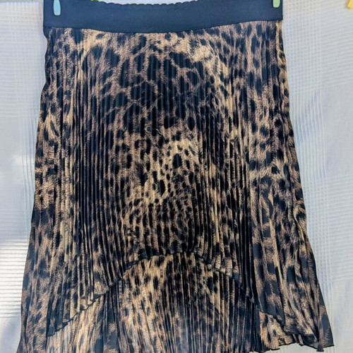 Asymmetric pleated leopard skirt like new, size XL