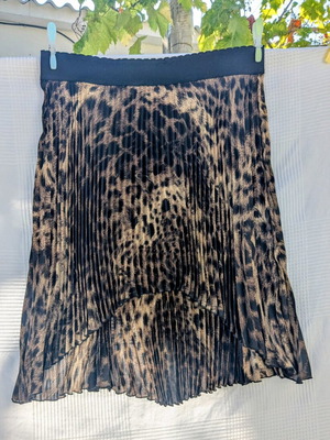 Asymmetric pleated leopard skirt like new, size XL