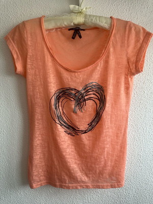 T-shirt Attrattivo with heart design, like new, light apricot color