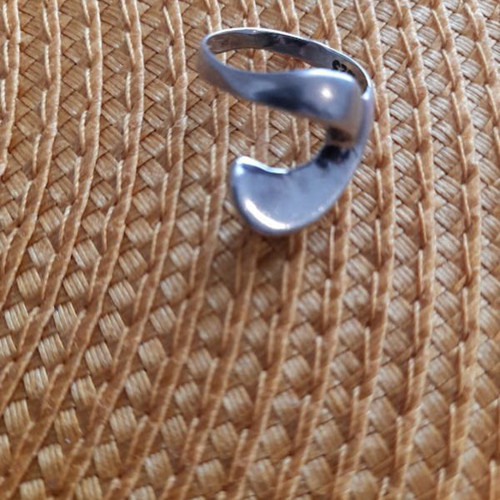 Silver 925 ring like new, size 9, silver color