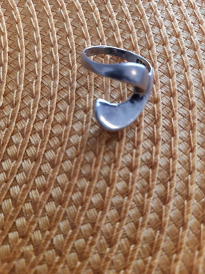 Silver 925 ring like new, size 9, silver color