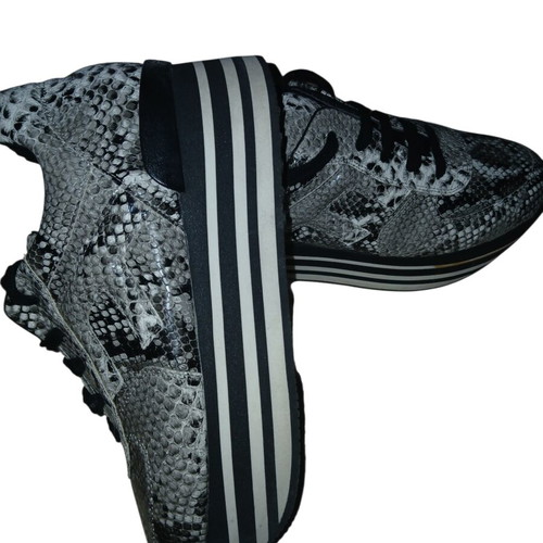Sneakers like new with snake effect, black and white