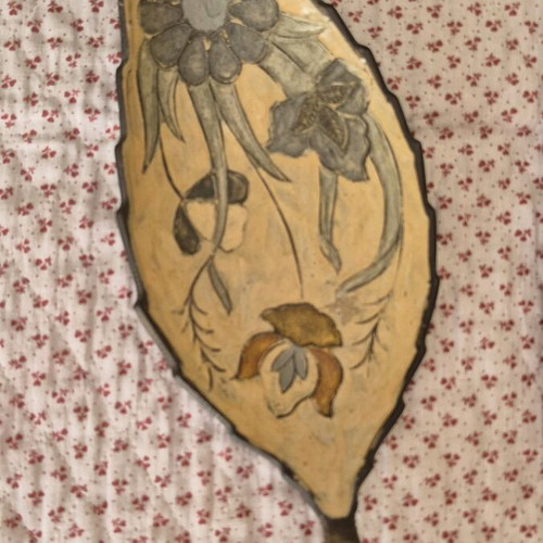 Decorative brass plates used leaf-shaped with carved flowers, set of 2