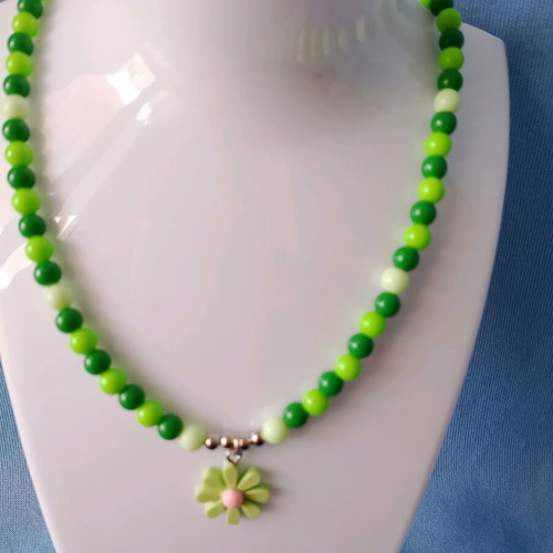 Handmade green beaded spring and summer necklace new