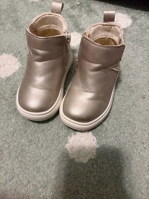 Baby boots like new, size 19, barely worn