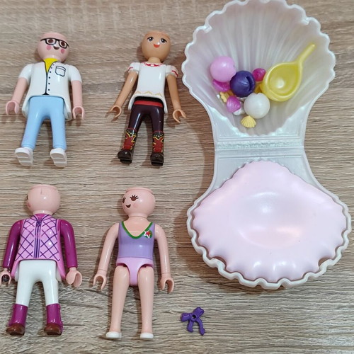 Playmobil female figures and accessories used, set