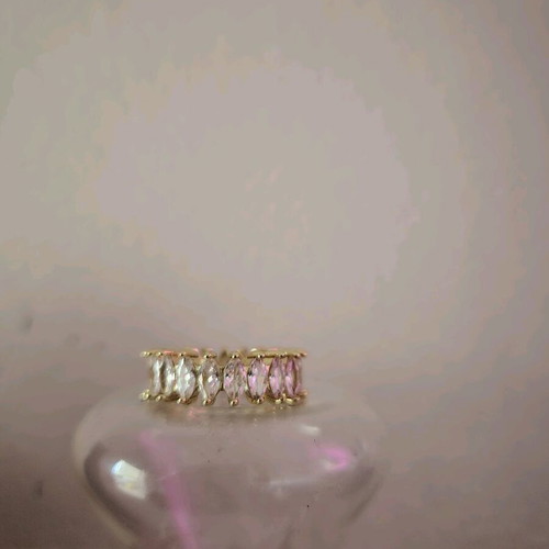 Ring like new with adjustable size and zircon gold color