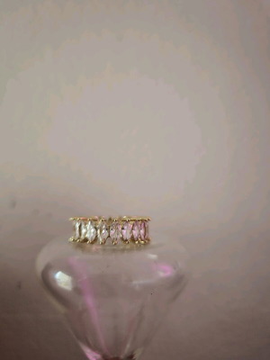 Ring like new with adjustable size and zircon gold color