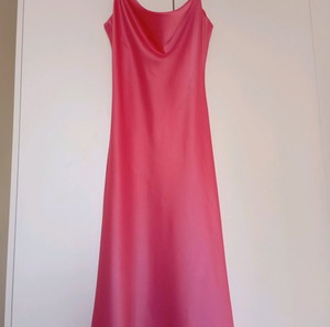 Vero moda medium slip dress με μικρά τραβήγματακια που δε φαίνονται ευκολα