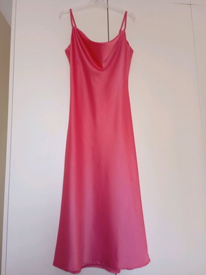 Vero moda medium slip dress με μικρά τραβήγματακια που δε φαίνονται ευκολα