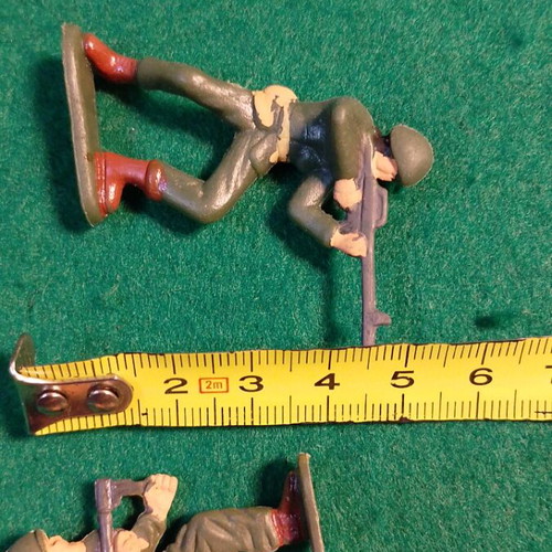Diorama with over 25 painted soldiers used