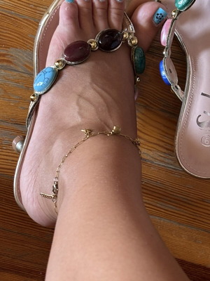 Chic ψηλοτάκουνο πέδιλο με πολύχρωμες πέτρες, boho glam σχέδιο