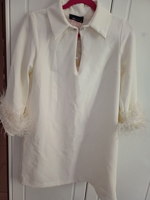 BSB Gold Label dress white new, size small, with collar and feather sleeves