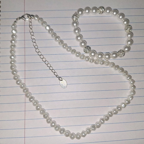 Claire's pearl bracelet and necklace set like new