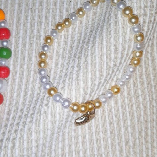 Handmade jewelry set with 67 bracelets, 25 pairs of earrings, 34 keychains new
