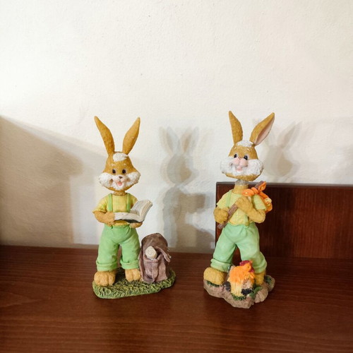 Decorative rabbit set like new with spring