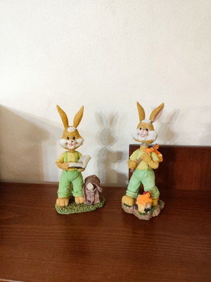 Decorative rabbit set like new with spring