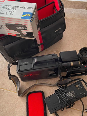 Vintage βιντεοκάμερα National M7 μεταχειρισμένη με τρίποδο και αξεσουάρ