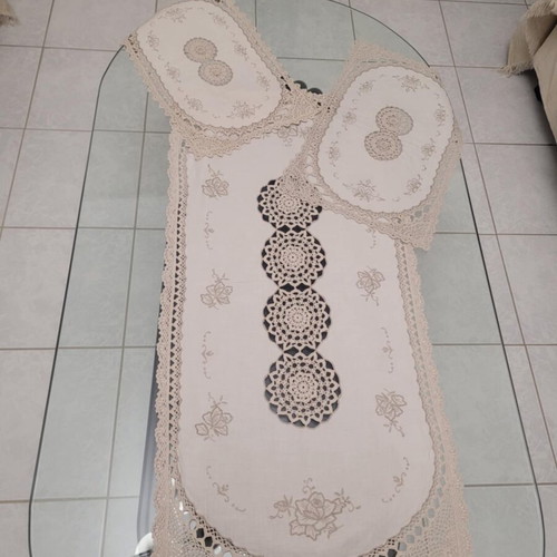 Set of 3 Semen Table Linens like new