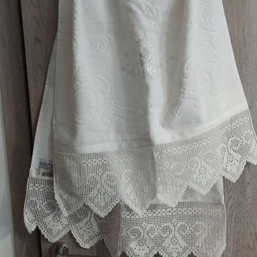 Klotsotiras Textiles body towel with embossed design and lace
