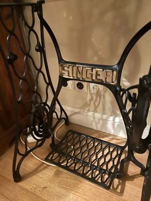 Singer base authentic with thick glass like new