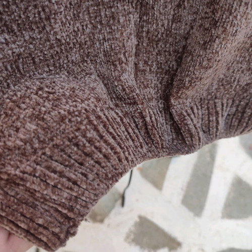 Chenille sweater with neckline new, one size, brown