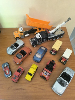 Toy cars of various sizes like new, pack of 12