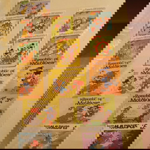 Συλλογή ασυνήθιστων γραμματοσήμων με ήρωες Walt Disney σαν καινούργια