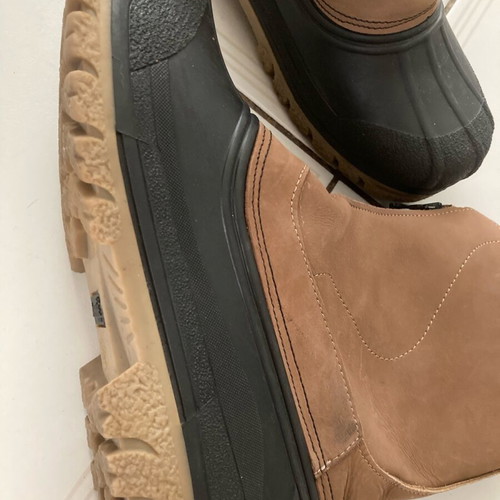 Boots for tough conditions with removable fur lining and reinforcement