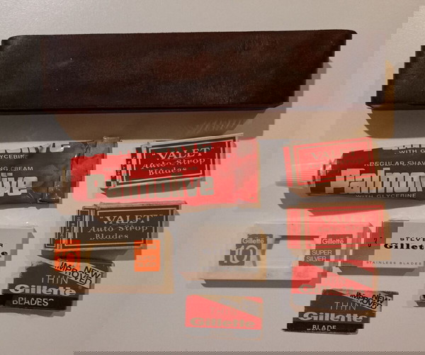 Πακέτο με λουρί για ακόνισμα ξυραφιών, θήκη πλαστική, κρέμα ξυρίσματος, διάφορα ξυραφάκια.