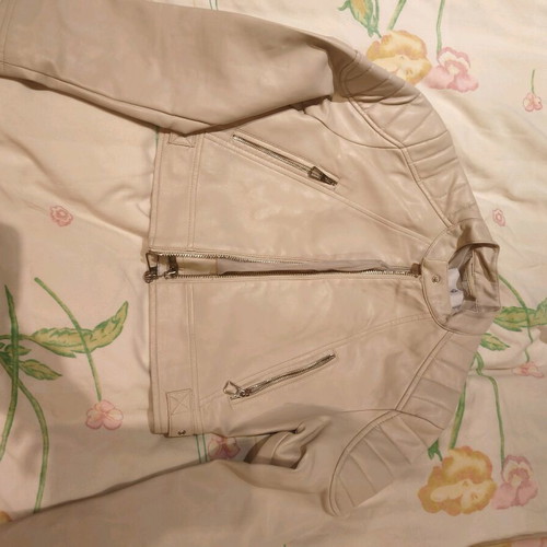Stradivarius white faux leather jacket like new, short with zipper