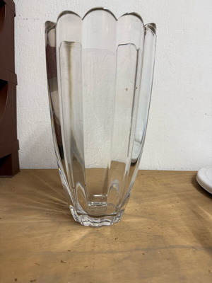 Heavy crystal vase like new, 2.8kg, elegant design