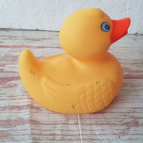 Latex duck squeaky toy used, height 9 cm, floating