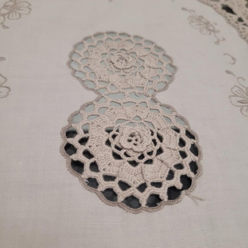 Set of 3 Semen Table Linens like new