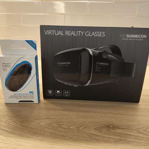 Shinecon VR Headset with Bluetooth Remote new in box