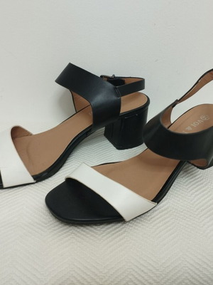 Voi & Noi sandals size 39 like new, black and white