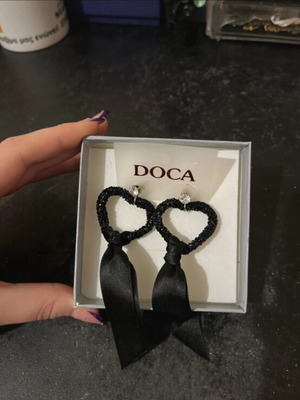 Doca earrings new, black heart with bow