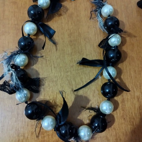 Handmade necklace with black and white pearls, new
